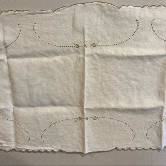 Vintage Off White & Tan Floral Design Table Runner 32.5” x 16.5” Scalloped Edge - Picture 8 of 13